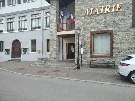 Arrêt de bus N°402 : Mairie