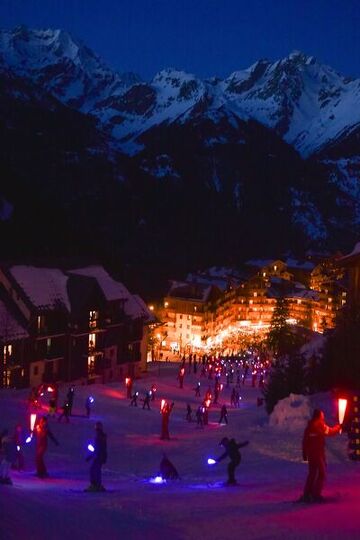 © Descente aux lampions des enfants à Valfréjus - Valphoto