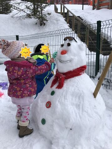 © Enfant et bonhomme de neige - Halte garderie les Diablotins
