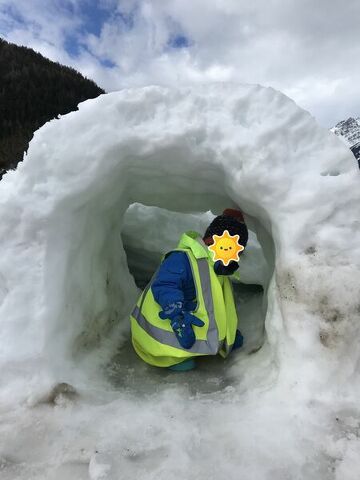 Child playing in the snow - Halte garderie les Diablotins