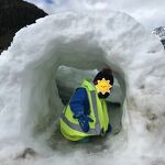 © Enfant jouant dans la neige - Halte garderie les Diablotins