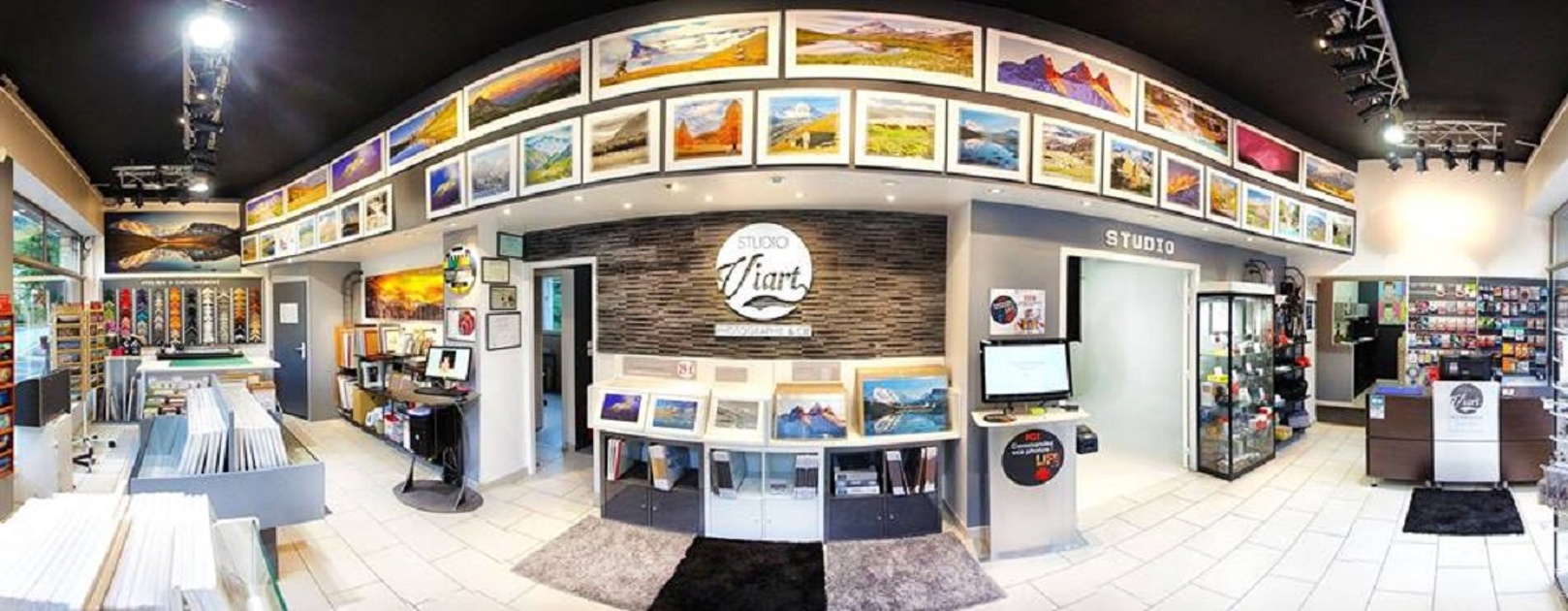 © Vue intérieure du magasin Studio Viart Photographe à Modane - JLuc Viart