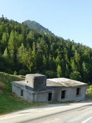© Vue extérieure de la maison penchée à Modane - ©Inconnu