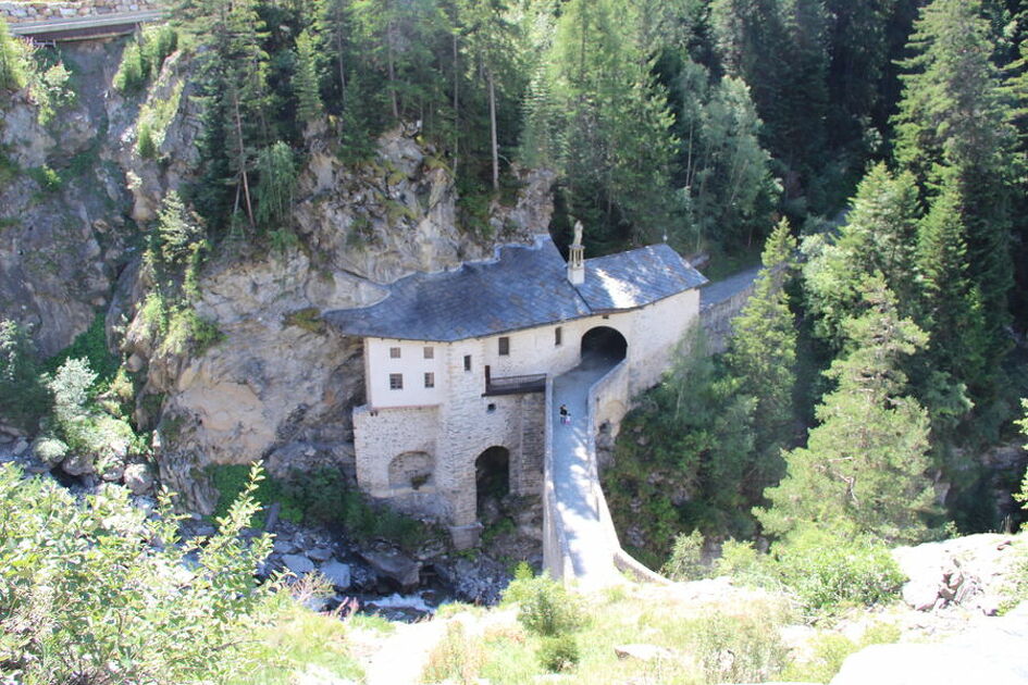 © Vue plongeante sur la chapelle du Charmaix à Valfréjus - OZ/OT Valfréjus