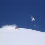 Hélicoptère survolant une zone enneigée