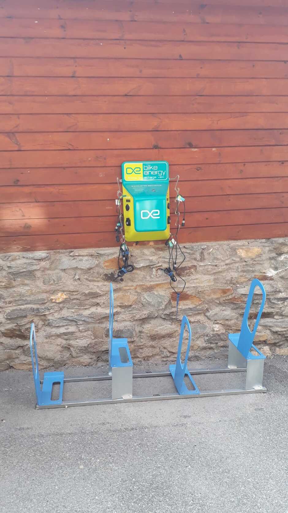 © Borne de recharge pour vélos à assistance électrique à Valfréjus - M.Bonnin/CCHMV