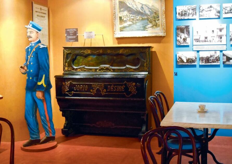 © à Modane, le Muséobar, musée de la frontière - Muséobar