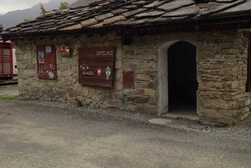 Arrêt de bus N°101 : Village