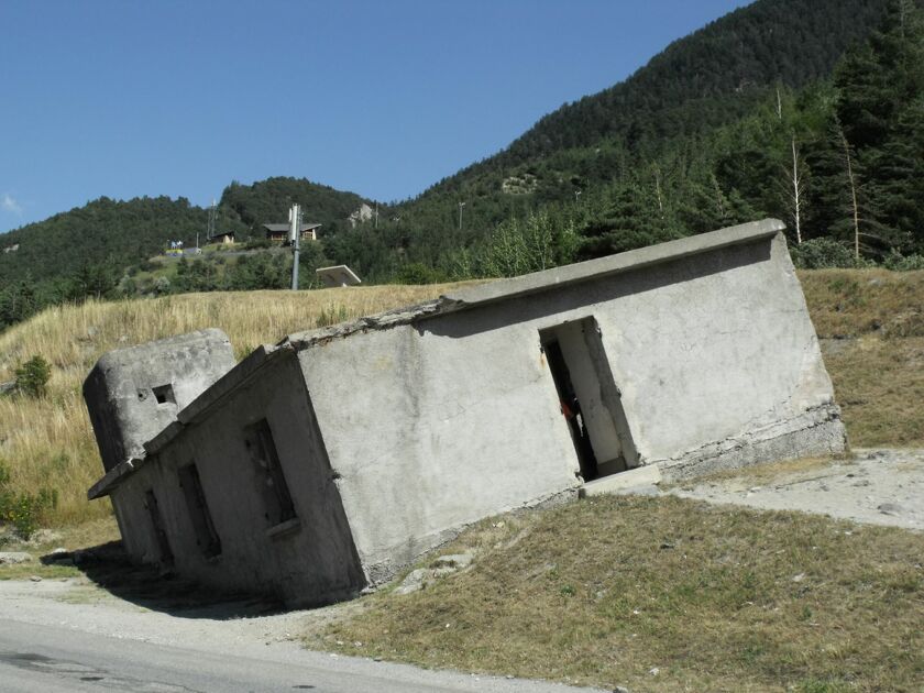 © Vue extérieure de la maison penchée à Modane - ©Inconnu