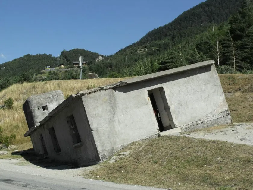 © Vue extérieure de la maison penchée à Modane - ©Inconnu
