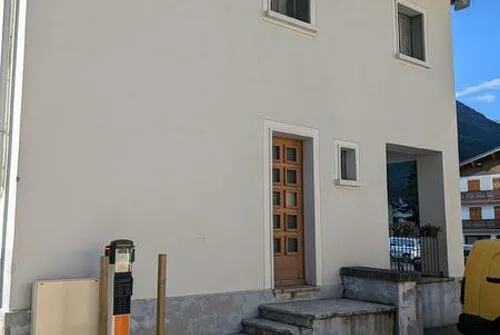 Electric vehicle charging station