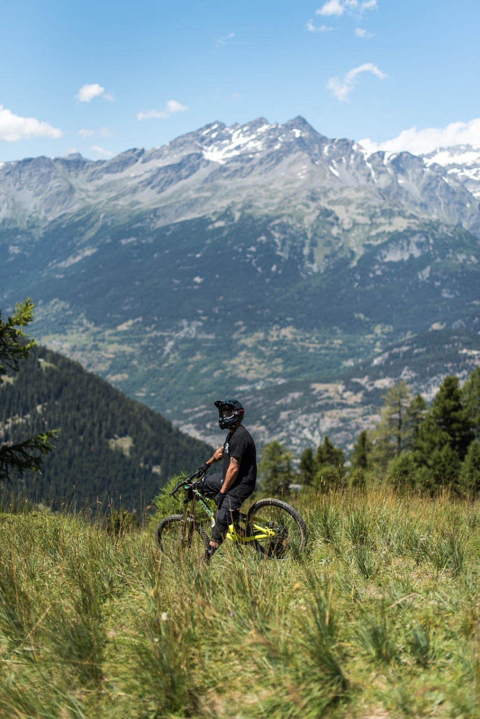 © Découverte en vélo - Tour du haut plateau d'Arrondaz et descente par la télécabine_Valfréjus - OT HMV - A. Pernet