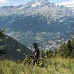 © Découverte en vélo - Tour du haut plateau d'Arrondaz et descente par la télécabine_Valfréjus - OT HMV - A. Pernet
