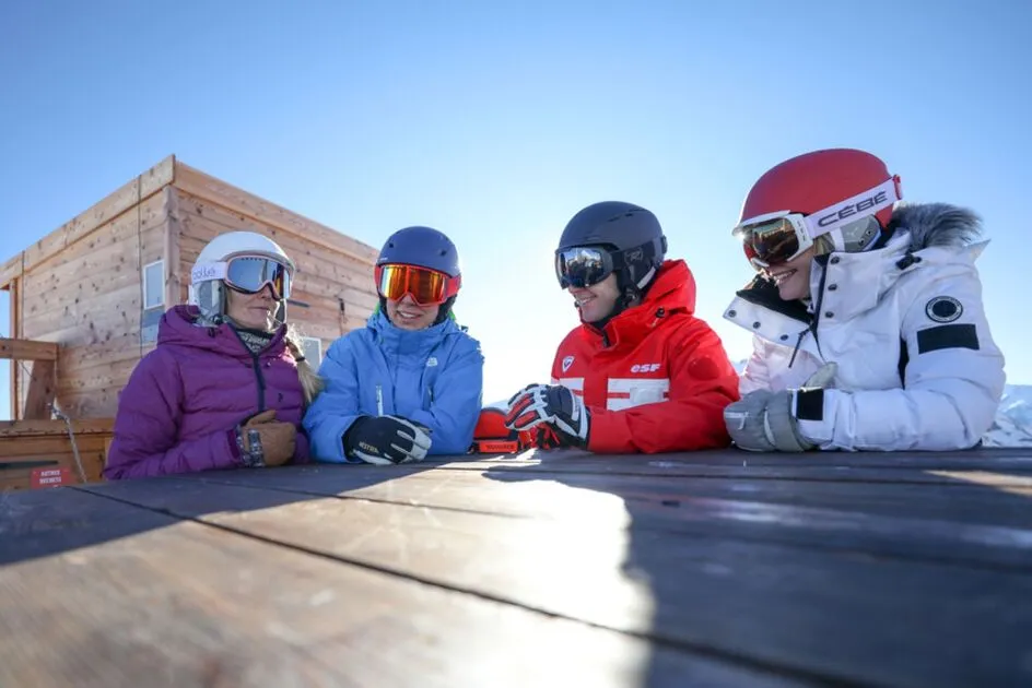 Winter atmosphere with the ESF of Valfréjus - Agence Zoom