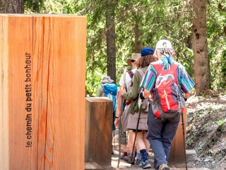 © Chemin du petit bonheur, randonneurs - HMVT - R Salles