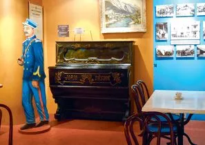 On tourne la manivelle au musée